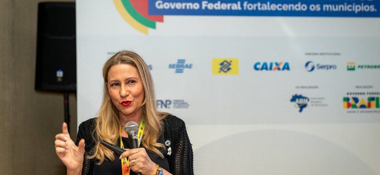 ethel no encontro de novos prefeitos.jpg