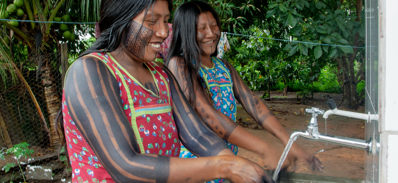 mulheres indígenas lavando a mao.jpg