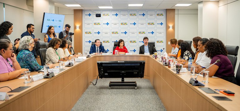 ministra e secretarios em reuniao por do sol mobilização.jpg