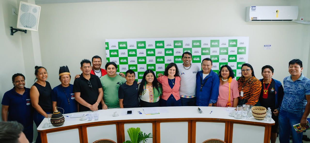 ministra com lideranças indígenas.jpg