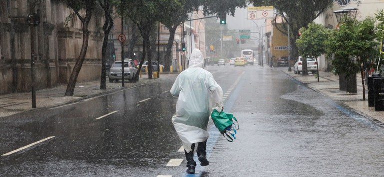 enchentes pessoa ajuda editada.jpg