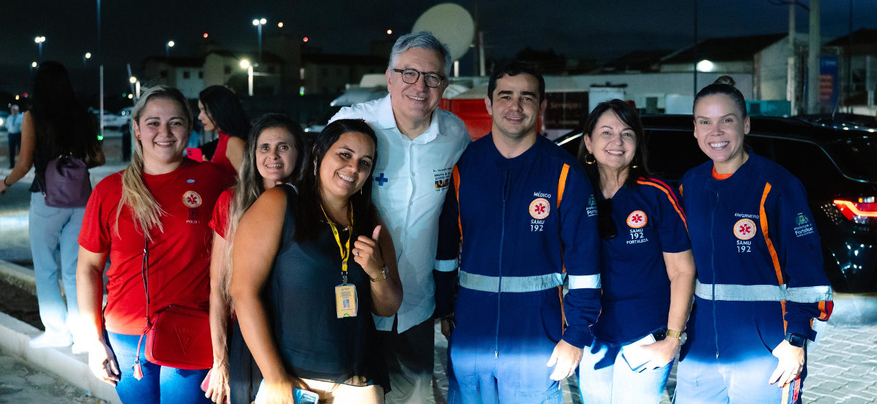 padilha com médicos do samu ce.jpg