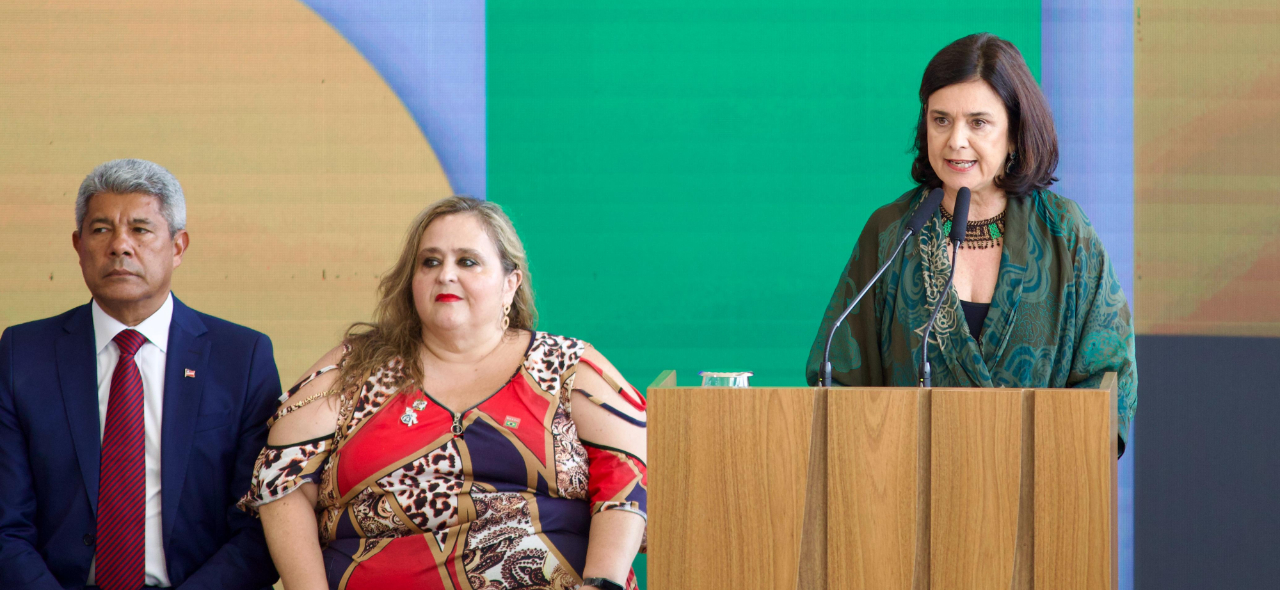 ministra entrega o cargo nova.jpg