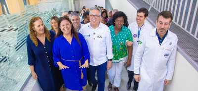 Ministro e prefeitura do Rio na entrega das novas instalações 