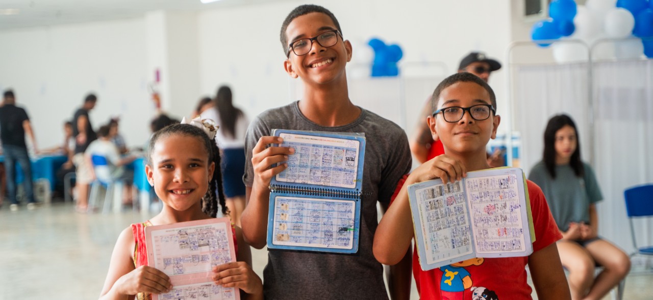 Ação da Saúde e da Educação atualiza a caderneta vacinal com foco em doenças como meningite, sarampo, HPV e Covid-19. Governo do Brasil intensifica também incentivo à vacinação pelo whatsapp e Meu SUS Digital