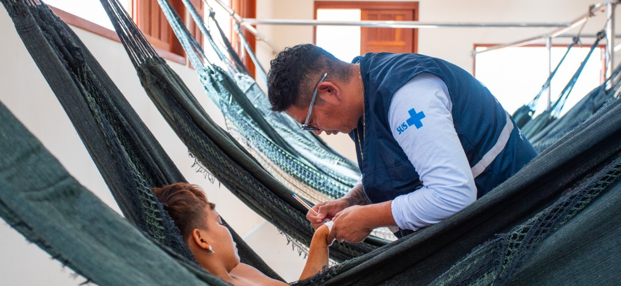 Novo informe aponta avanços também no combate à desnutrição e doenças respiratórias. Número de profissionais de saúde atuando no território triplicou desde 2023