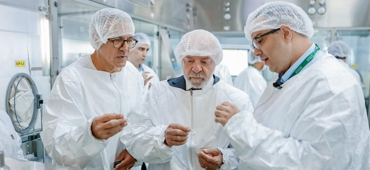 Recursos do Novo PAC Saúde ampliam autonomia do SUS na produção de vacinas e sua oferta à população. Brasil terá nova plataforma de RNAm, que permite resposta rápida a novas pandemias