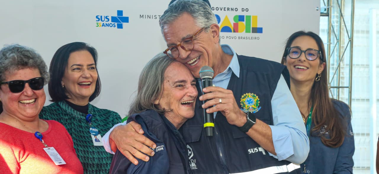 Serão investidos cerca de R$ 500 milhões até 2027 na estratégia que levará equipes multiprofissionais às casas dos idosos, ampliando o cuidado e o suporte às famílias