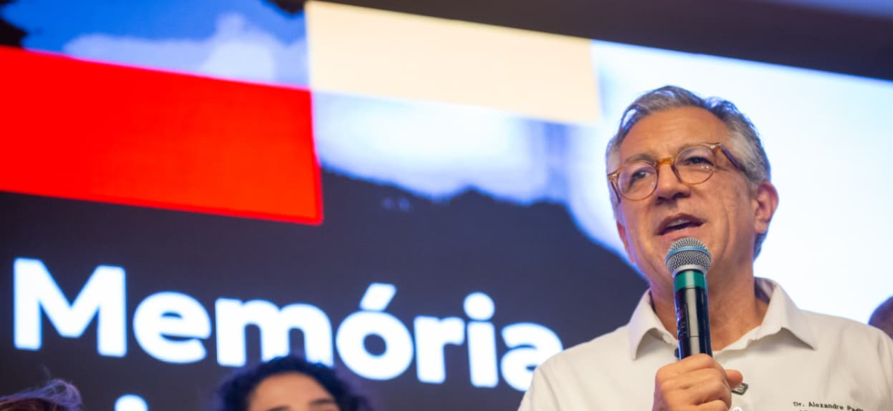 Mostra gratuita reúne relatos, imagens e vivências de brasileiros durante a pandemia, no Shopping Conjunto Nacional. Iniciativa integra as ações do Governo do Brasil em homenagem às mais de 700 mil vidas perdidas pela doença no país