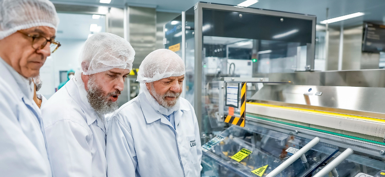 Com apoio do governo federal, fábrica inaugurada em Anápolis dominará toda cadeia produtiva de medicamentos para o SUS, como o Buscopan. No evento, o presidente Lula e o vice-presidente Geraldo Alckmin foram vacinados contra a influenza