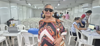 Dona Aldenira após a cirurgia de catarata feita por meio do Agora Tem Especialistas
