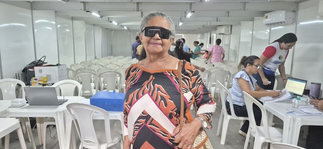 Dona Aldenira após a cirurgia de catarata feita por meio do Agora Tem Especialistas