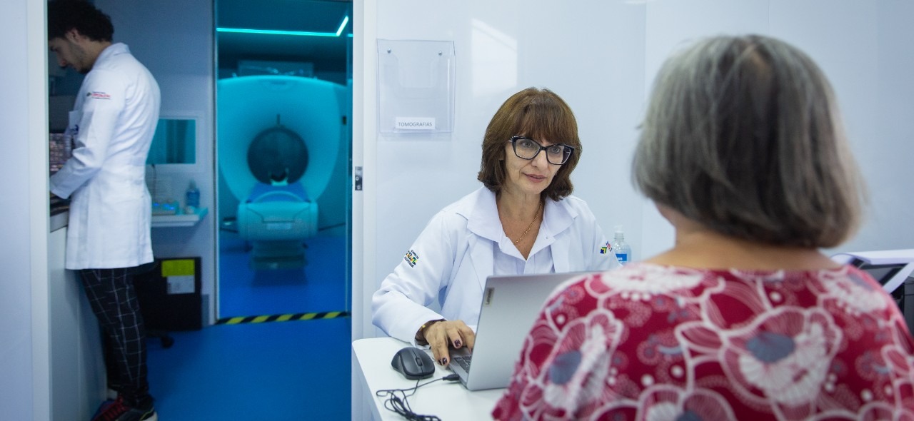 Iniciativa do programa Agora Tem Especialistas envolve mais de 940 hospitais públicos, universitários, filantrópicos e privados. Em 516 cidades, serão ofertados procedimentos de média e alta complexidade, além do implanon, subdérmico contraceptivo moderno de longa duração e alta eficácia. Novidade é o transporte gratuito para quem vive em locais distantes