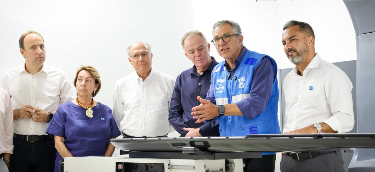 Ações incluem entrega de aceleradores lineares, ambulâncias e unidades odontológicas móveis para municípios capixabas no âmbito do programa Agora Tem Especialistas