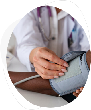 Profissional da saúde aferindo a pressão de um paciente