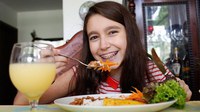 Alimentação saudável passa da infância para a adolescência
