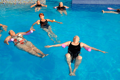 idosos_piscina.png