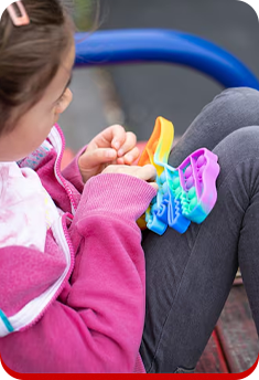 Criança com Transtorno do Espectro Autista brincando com brinquedo sensorial