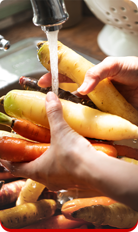 Pessoa higienizando alimentos
