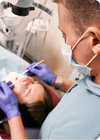 Médico analisando boca de paciente