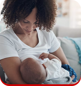 Mãe amamentando filho