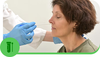 Mulher realizando exame de coleta