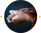 Foto de pessoa lavando as mãos