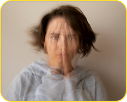 Foto de mulher com mãos no rosto