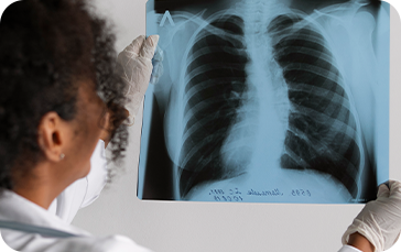 Médica olhando um raio x