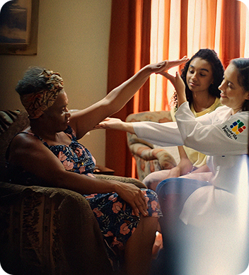 Família Ferreira sendo atendida em casa por médico