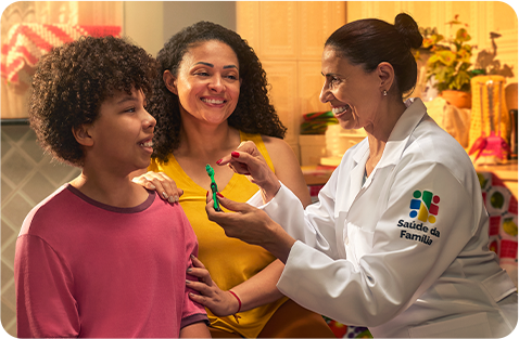 Médica da Saúde da Família atendendo filho com a mãe ao lado