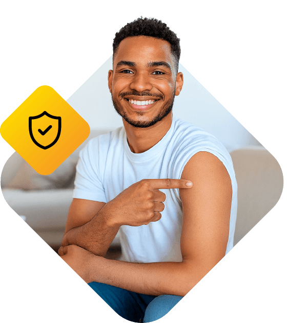 Homem indicando o local da vacina