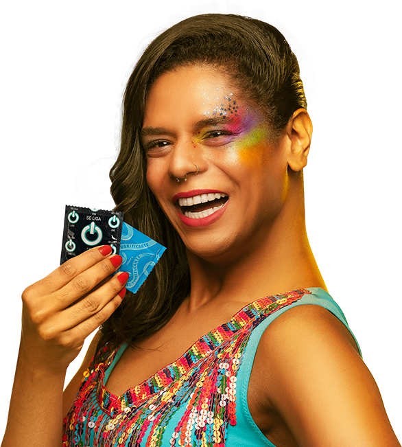 Mulher trans segurando camisinha