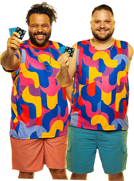 Casal homoafetivo segurando camisinha na mão