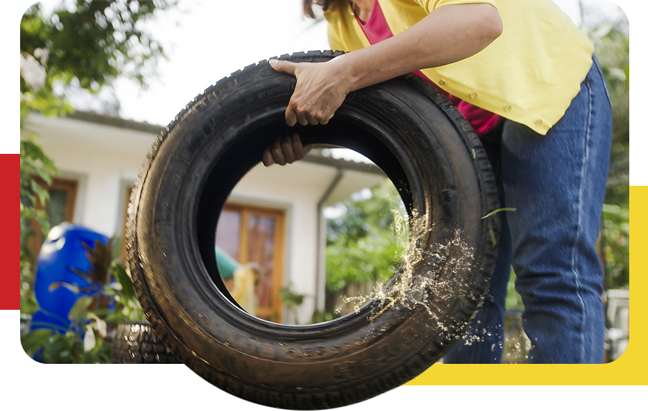 Mulher tirando água acumulada de Pneu