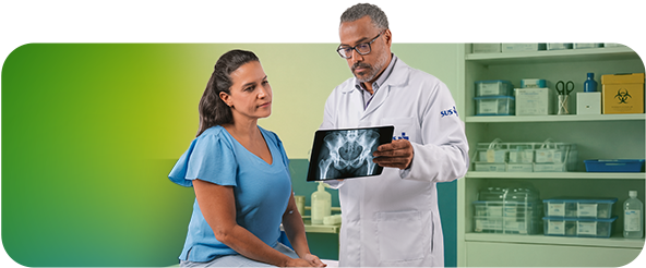 Médico do SUS examinando uma radiografia