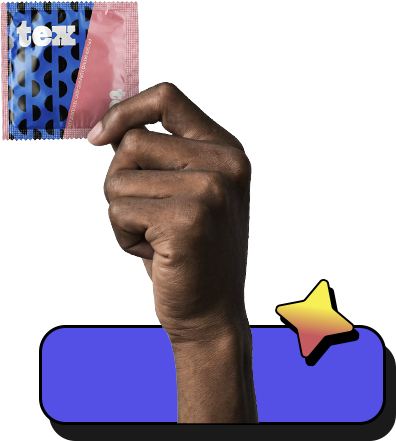 mão segurando a camisinha tex