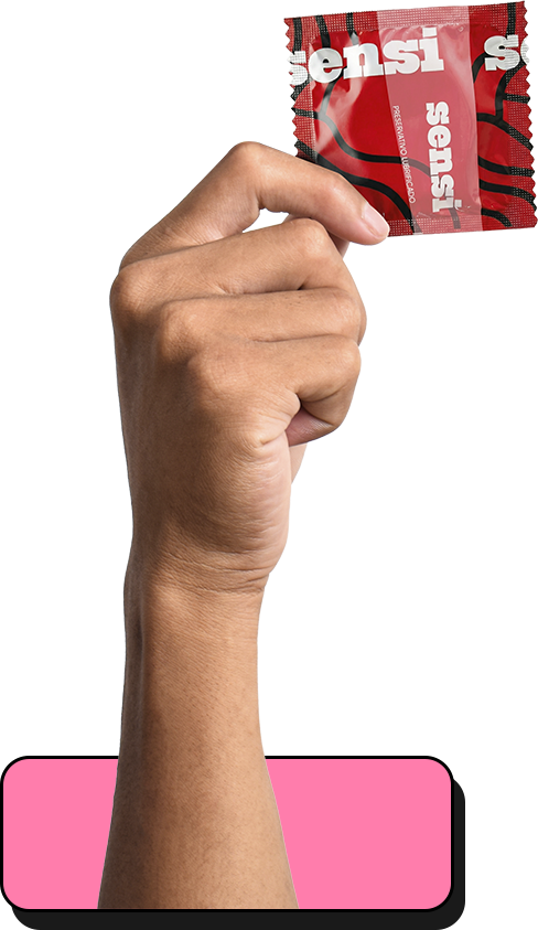 mão segurando uma camisinha sensi