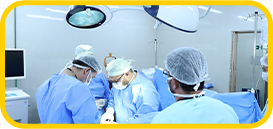 Médicos realizando uma cirurgia