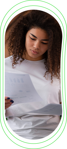 Imagem de mulher lendo documentos