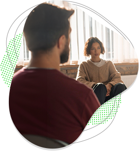 Homem e mulher em reunião do RAPS