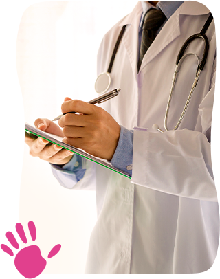 Foto de médico escrevendo em prancheta