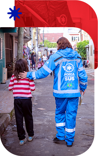 Voluntária da Força Nacional com criança