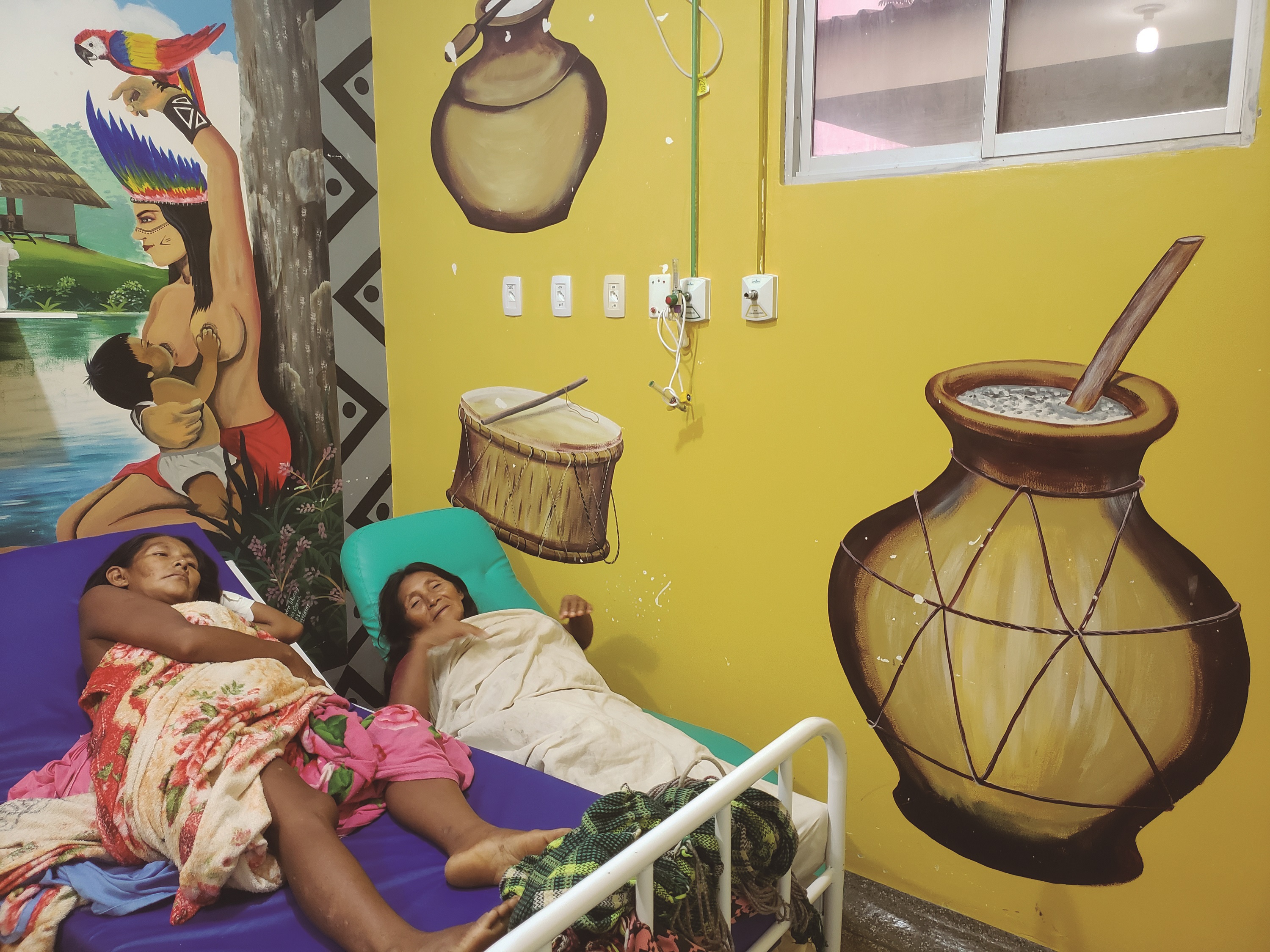 Maternidade Celina Villacrez Ruiz, da Secretaria de Estado de Saúde do Amazonas, em parceria com o DSEI Alto Rio Solimões, garante à gestante indígena o direito a acompanhante, a parteira tradicional e ao ambiente adequado às especificidades indígenas, bucando respeitar a cultura tradicional de suas pacientes.