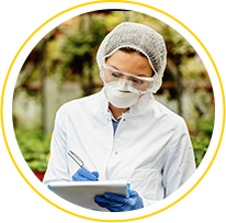 Foto de médica anotando no caderno