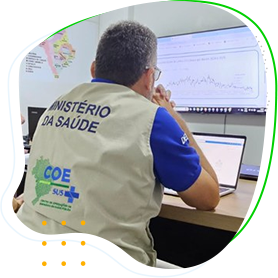 Agente da Saúde observando dados