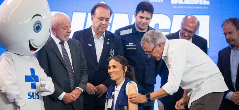 Saúde inicia vacinação de 1,2 mi de profissionais contra a dengue