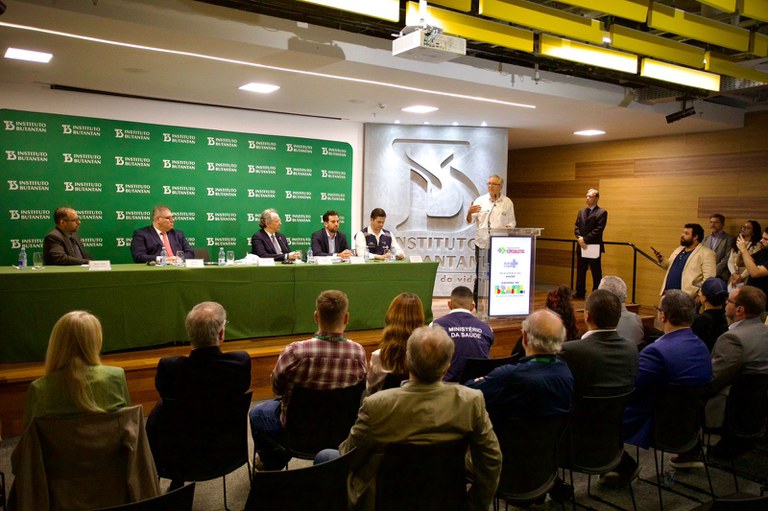 Vacina nacional começa a chegar ao SUS, com 3,9 mi de doses