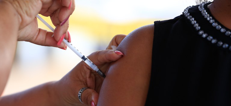 Por que a vacina contra a herpes-zóster ainda não está no SUS?