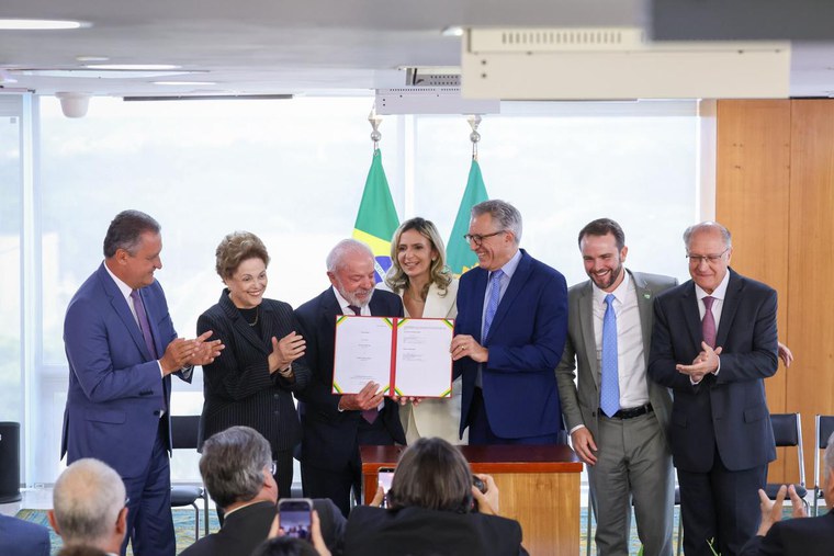 Governo Federal e Banco do BRICS assinam contrato de R$ 1,7 bi